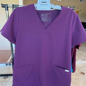FIGS Women’s Casma Scrub Top Medium in Deep Purple